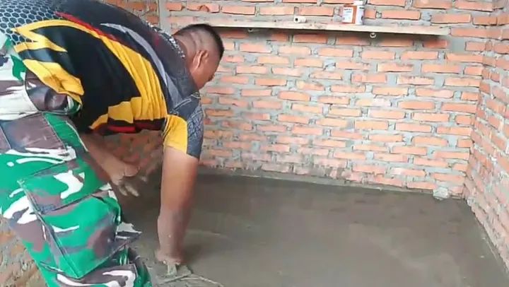 Kegiatan Satgas TMMD Ke-128 Laksanakan Pengecoran Lantai Pembangunan MCK