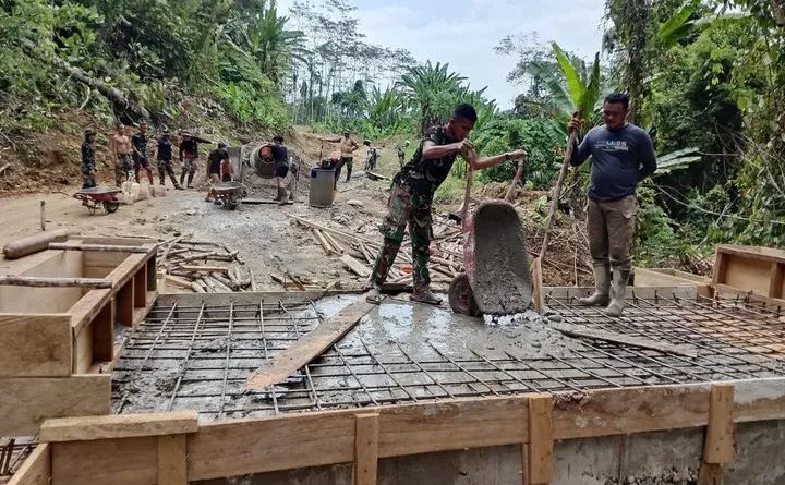 Pembangunan Jembatan Plat Beton Di TMMD Reguler Ke-128 Melaksanakan Pekerjaan Pengecoran
