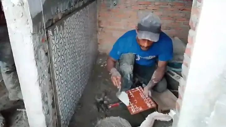 Pekerjaan Pembangunan MCK Masuk Tahap Pemasangan Keramik