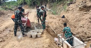 Semangat Satgas TMMD Melakukan Pembangunan Gorong Gorong