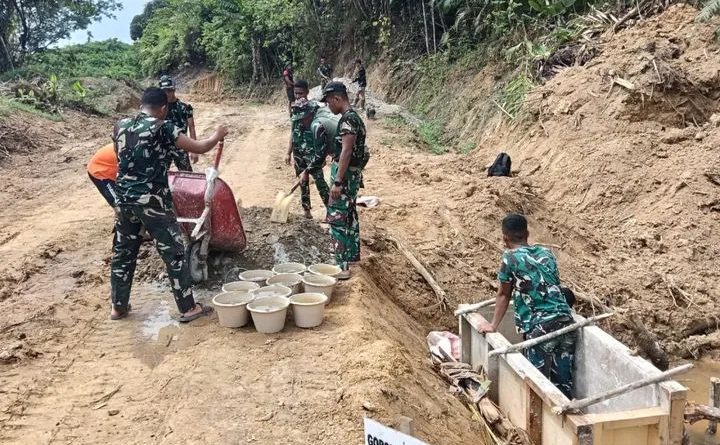 Semangat Satgas TMMD Melakukan Pembangunan Gorong Gorong