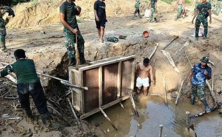 Giat Satgas TMMD Aceh Tamiang Lepas Bekisting Kupingan Gorong-Gorong Secara Bertahap