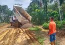 Anggota Satgas Awasi Droping Material Sirtu di Lokasi TMMD