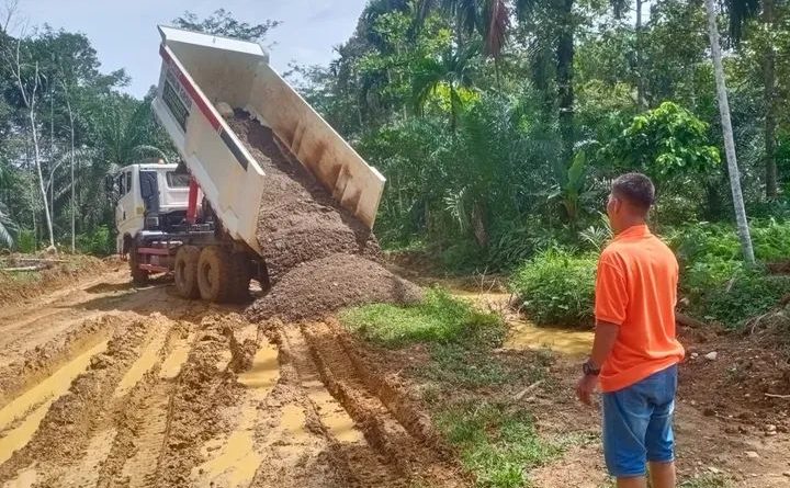 Anggota Satgas Awasi Droping Material Sirtu di Lokasi TMMD