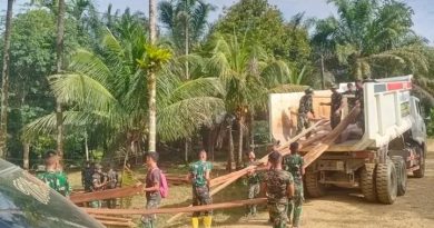Semangat Anggota Satgas TMMD Muat Semen Dan Kayu Ke Lokasi Pembangunan Plat Beton