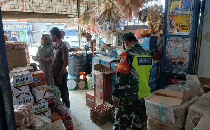 Serma Subagio Pantau Harga Sembako Di Pasar Tradisional