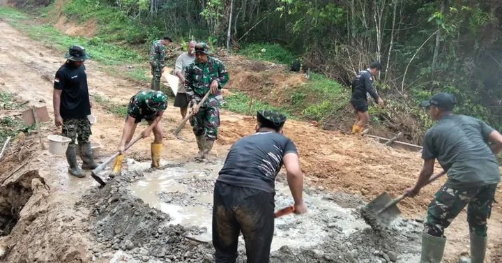 Semangat Satgas TMMD Aceh Tamiang Tak Kenal Lelah, Lakukan Pekerjaan Aduk Semen