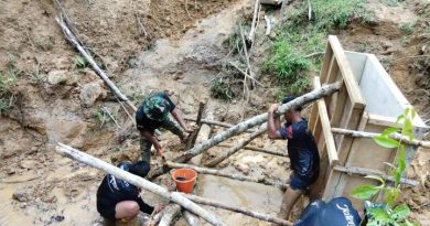 Dengan Gotong Royong, Satgas TMMD Kodim 0117/Aceh Tamiang Kebut Pengerjaan Pasang Mal