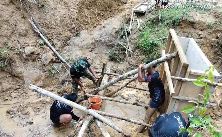 Dengan Gotong Royong, Satgas TMMD Kodim 0117/Aceh Tamiang Kebut Pengerjaan Pasang Mal