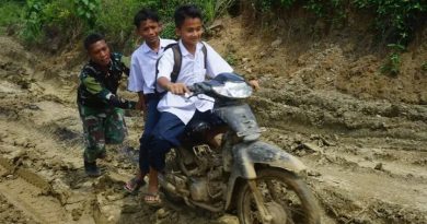 Satgas TMMD Reguler ke-128, Bantu Anak Desa Menuju Sekolah