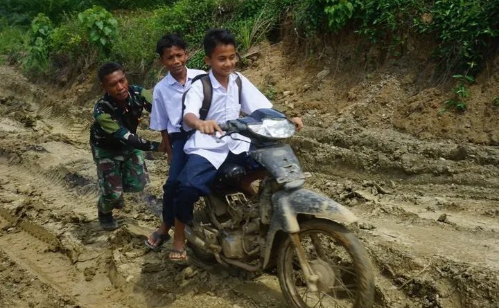 Satgas TMMD Reguler ke-128, Bantu Anak Desa Menuju Sekolah