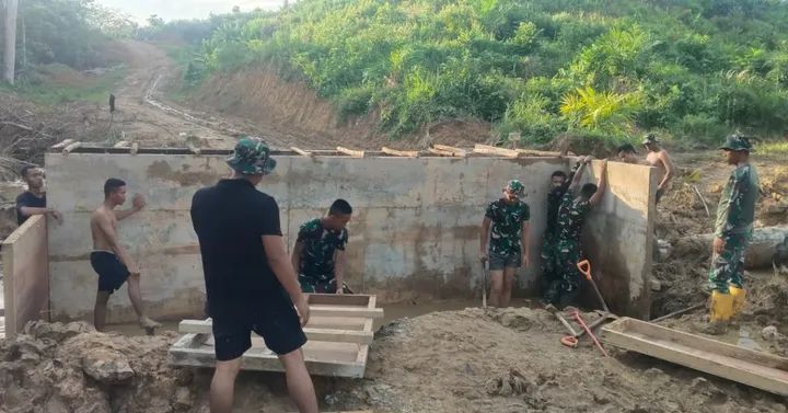 Satgas TMMD Kebut Pemasangan Mal Untuk Pembangunan Plat Beton Dua