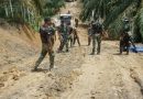 Bersama Masyarakat, Satgas TMMD Aceh Tamiang Ratakan Sirtu Jalan