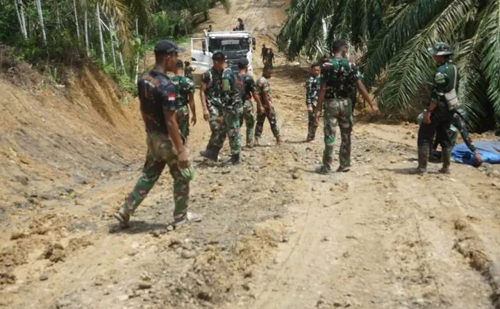 Bersama Masyarakat, Satgas TMMD Aceh Tamiang Ratakan Sirtu Jalan
