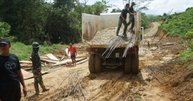 Satgas TMMD Turunkan Material Untuk Pembangunan Jembatan Plat Beton
