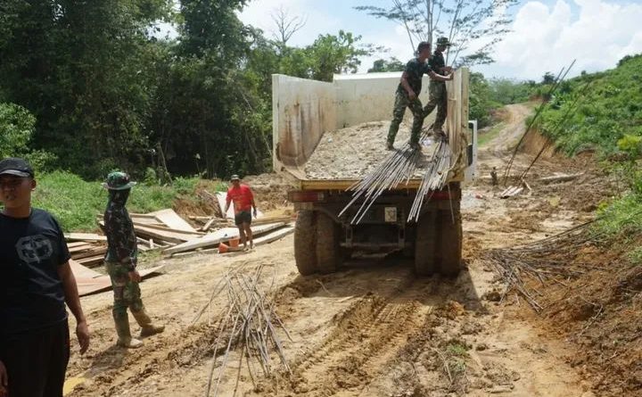 Satgas TMMD Turunkan Material Untuk Pembangunan Jembatan Plat Beton