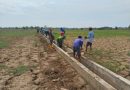 Keakraban Babinsa Bersama Masyarakat Gotong Royong Bersihkan Saluran Irigasi