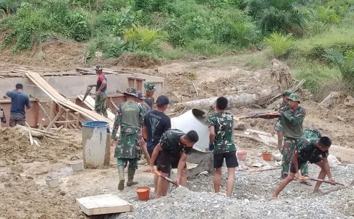 Satgas TMMD Ke-128 Kodim Aceh Tamiang, Kebut Pekerjaan Pengecoran Jembatan Plat Beton