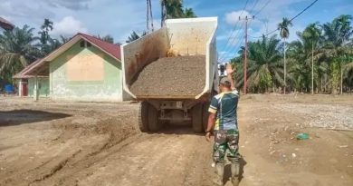 Koptu Tengku Dede Melakukan Pengawasan Kegiatan Droping Material