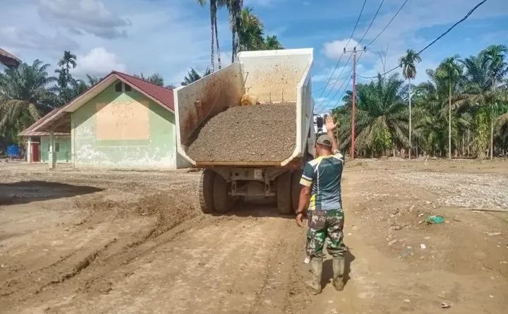 Koptu Tengku Dede Melakukan Pengawasan Kegiatan Droping Material