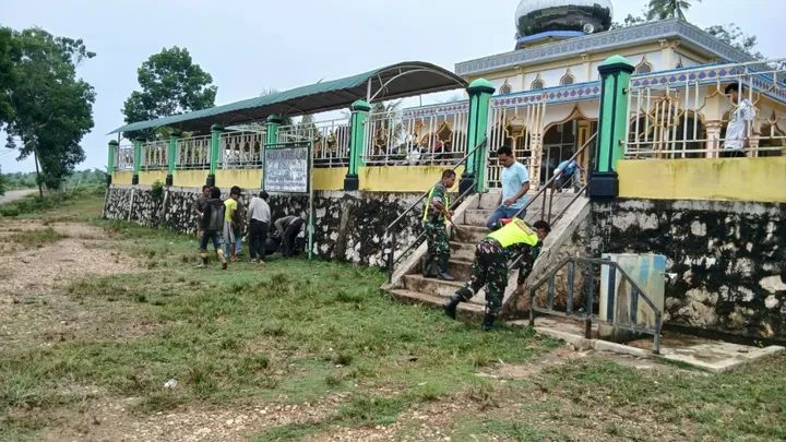 Bersama Warga, Babinsa Koramil 08/Rantau Melaksanakan Gotong Royong Bersihkan Masjid