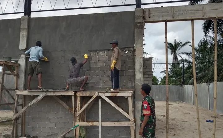 Sertu J. Lubis Aktif Pantau Pembangunan KDKMP di Desa Binaanya
