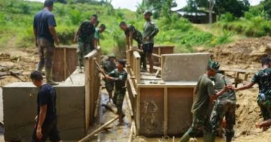 Pekerjaan Pengecoran Selesai, Anggota Satgas TMMD dan Warga Bongkar Papan Mal