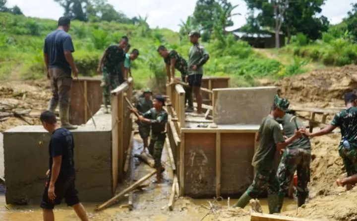 Pekerjaan Pengecoran Selesai, Anggota Satgas TMMD dan Warga Bongkar Papan Mal