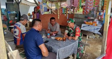 Serda Aprian Babinsa 06/Manyak Payed Aktif Jalin Komsos di Desa Binaan Untuk Perkuat Kedekatan Dengan Warga