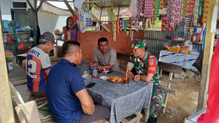 Serda Aprian Babinsa 06/Manyak Payed Aktif Jalin Komsos di Desa Binaan Untuk Perkuat Kedekatan Dengan Warga