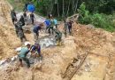 Kekompakan Satgas TMMD Ke-128 Bersama Warga, Aduk Semen