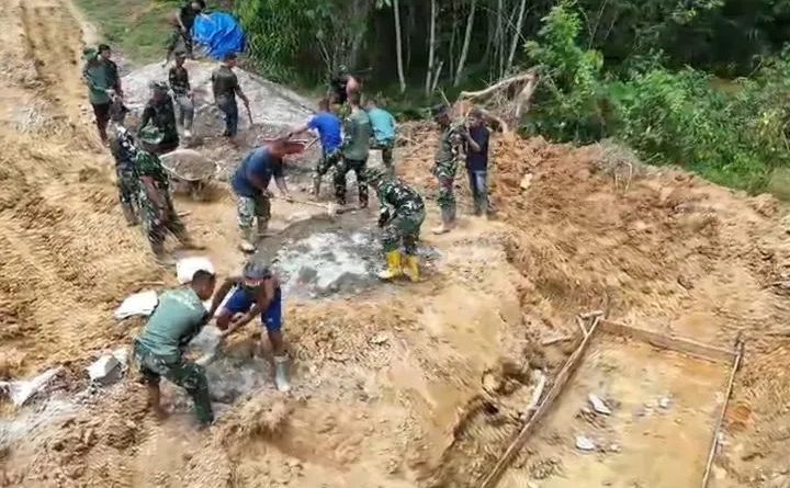 Kekompakan Satgas TMMD Ke-128 Bersama Warga, Aduk Semen