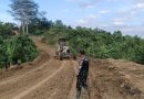 Demi Kelancaran Pembangunan Jalan, Anggota Satgas TMMD Sigap Awasi Alat Berat