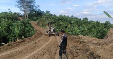 Demi Kelancaran Pembangunan Jalan, Anggota Satgas TMMD Sigap Awasi Alat Berat