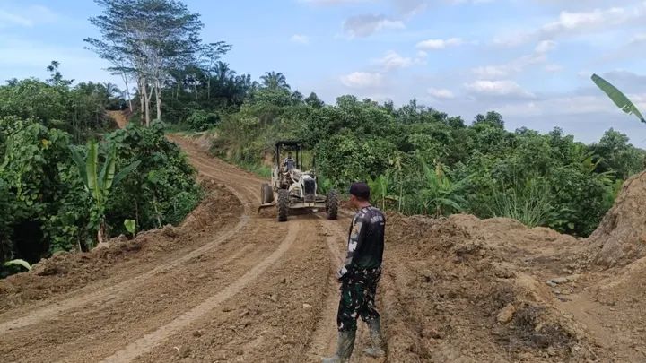 Demi Kelancaran Pembangunan Jalan, Anggota Satgas TMMD Sigap Awasi Alat Berat