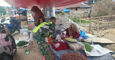 Untuk Mengetahui Ketersediaan Sembako, Babinsa Koramil 04/Bendahara Cek Langsung Di Pasar Mingguan Bendahara