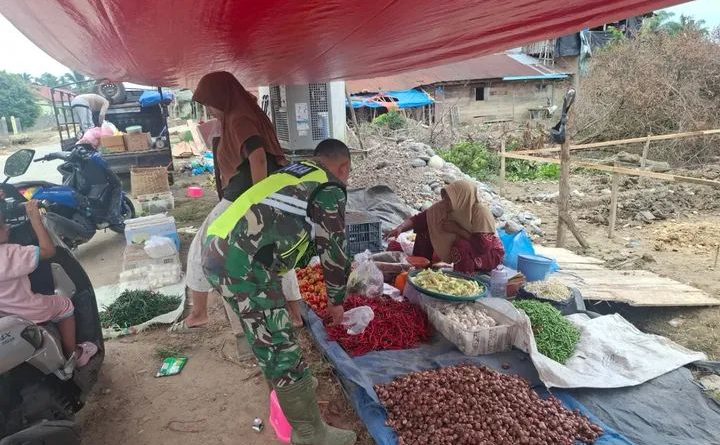 Untuk Mengetahui Ketersediaan Sembako, Babinsa Koramil 04/Bendahara Cek Langsung Di Pasar Mingguan Bendahara