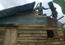 Anggota Satgas TMMD Aceh Tamiang Bongkar Rumah Tidak Layak Huni Milik Warga Desa Baling Karang
