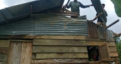 Anggota Satgas TMMD Aceh Tamiang Bongkar Rumah Tidak Layak Huni Milik Warga Desa Baling Karang