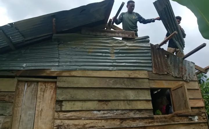 Anggota Satgas TMMD Aceh Tamiang Bongkar Rumah Tidak Layak Huni Milik Warga Desa Baling Karang