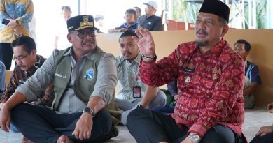 Bupati Aceh Tamiang Bersama Dirjen Adwil Kemendagri Tinjau Instalasi Air Bersih dan Serahkan Bantuan bagi Warga Terdampak Bencana