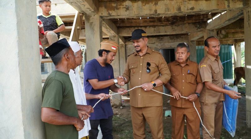 Bupati Armia Serahkan 2 Ekor Sapi Kurban dari Presiden Prabowo