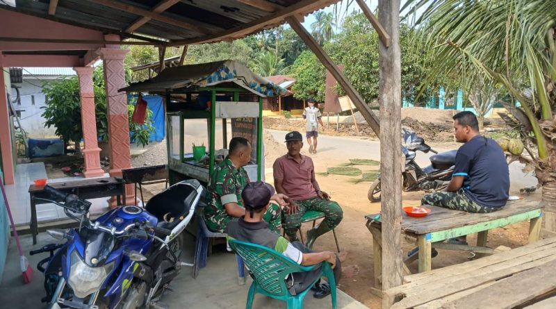 Babinsa Komsos Dengan Tokoh Masyarakat Di Wilayah Binaan