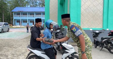 Prajurit Yonif TP 859/RBK Menebar Kebaikan di Hari Jumat yang Penuh Berkah, Menguatkan Persaudaraan Dengan Masyarakat Kab. Supiori