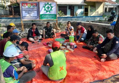 Babinsa Pekiringan Hadiri Tasyakuran Pembangunan Jembatan Armco di RW 08