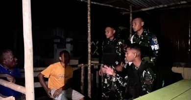 Menembus Malam Demi Masyarakat Supiori! Patroli Keamanan Yonif TP 859/RBK Beri Rasa Aman dan Nyaman Saat Istirahat Malam