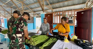 Dari Pasar Supiori, Menggerakkan Kesejahteraan Masyarakat! Langkah Nyata Prajurit Yonif TP 859/RBK Menguatkan Ekonomi di Kabupaten Supiori Papua