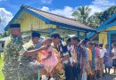 Saat Kasih Menyatukan, Kebersamaan Prajurit Yonif TP 859/RBK dan Masyarakat Berbagi Kebahagiaan Bersama Jemaat Wakre