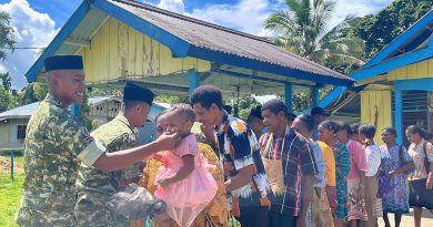 Saat Kasih Menyatukan, Kebersamaan Prajurit Yonif TP 859/RBK dan Masyarakat Berbagi Kebahagiaan Bersama Jemaat Wakre