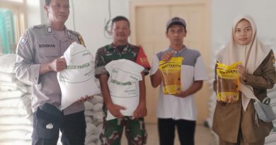 Babinsa Koramil 0620-17/Ciwaringin Monitoring Pengamanan Penyaluran Bantuan Pangan di Desa Gintung Kidul